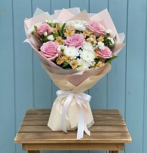 Букет цветов из:  Гвоздики, Орхидеи и Розы в Посёлок совхоза Красковский