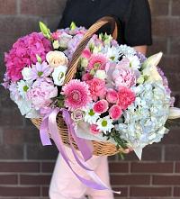Композиция солнечный день в Посёлок совхоза Красковский Цветочная композиция из Розы, Хризантемы, Пионы и Лизиантусы в корзине в Посёлок совхоза Красковский