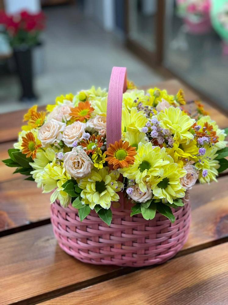 Цветочная композиция из Хризантемы и Розы в корзине в Посёлок совхоза Красковский