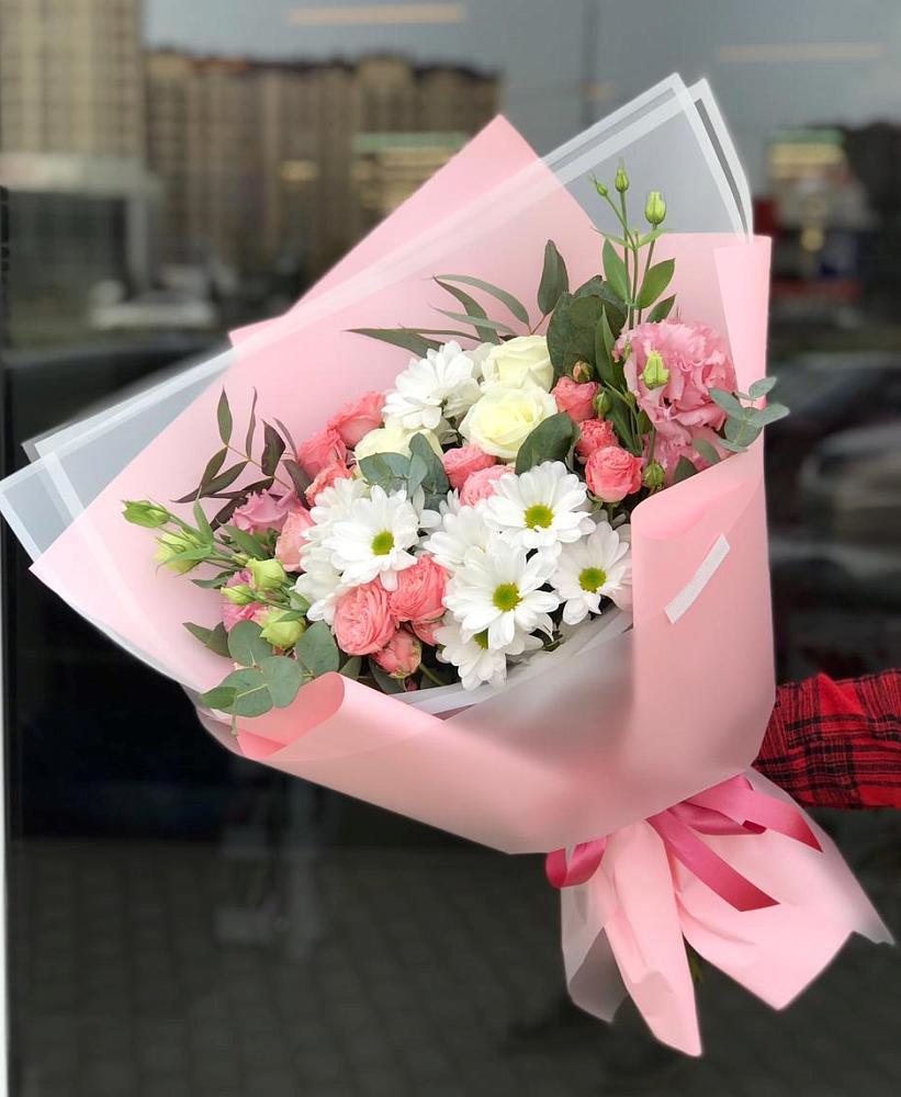 Букет нежный в Посёлок совхоза Красковский Букет цветов из: Розы, Лизиантусы и Хризантемы в Посёлок совхоза Красковский